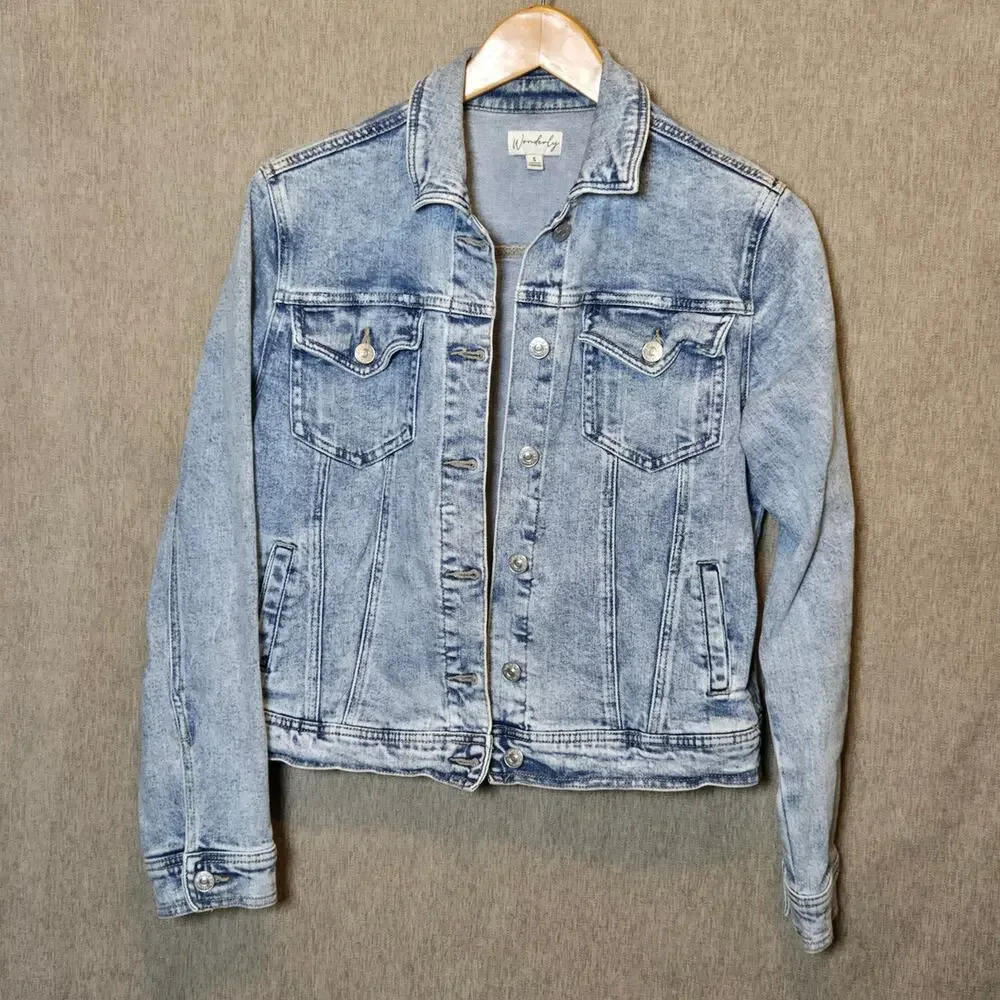 Wonderly Denim Jacket Light Wash Button Front Inside and Outside Pockets